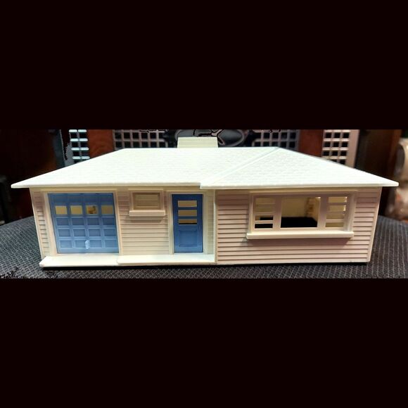 Plasticville House and Garage O & S Gauge White Roof Chimney, Assembled* - Picture 1 of 5